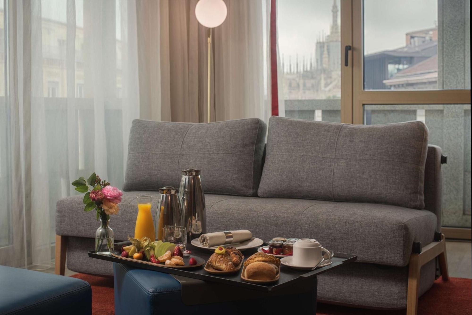 فندق إن إتش كوليكشن ميلانو بريزيدنت المظهر الخارجي الصورة Room service at a hotel