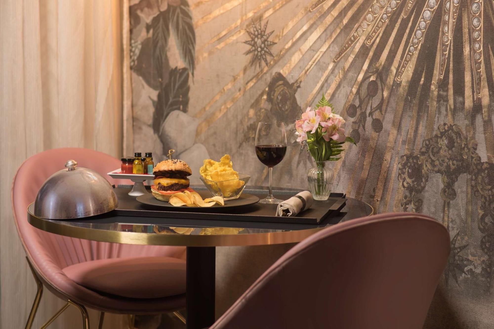 فندق إن إتش كوليكشن ميلانو بريزيدنت المظهر الخارجي الصورة A table at the restaurant